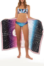 Thumbnail - Eter-Towel-Bou-13760-front-with-model-main-side - 4