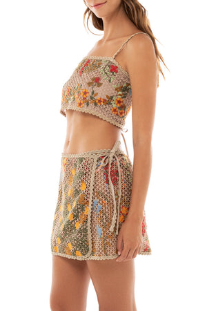 Tile-Vicky-Crop-Top-14298-side-with-model